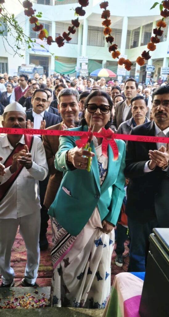 प्रधान जिला एवं सत्र न्यायाधीश श्रीमती संगीता मदान ने जिला न्यायालय मुरैना में एमपी ऑनलाइन कियोस्क सेंटर का उद्घाटन किया