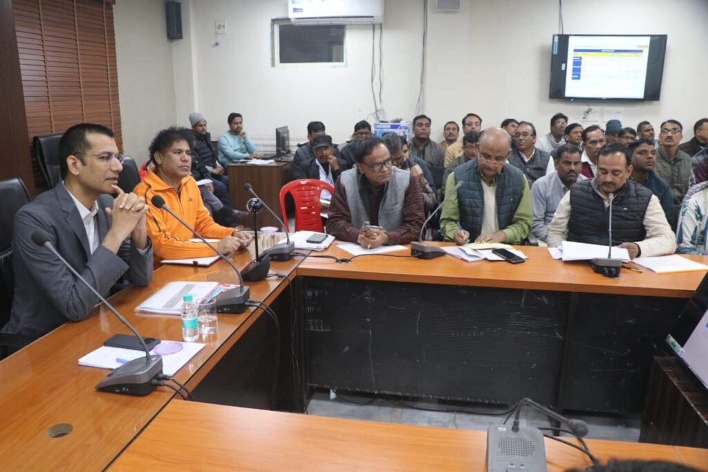 मुरैना: अनुपस्थित बच्चे का रोज फोन करें शिक्षक, नहीं तो दिसंबर का वेतन रोका जाएगा! कलेक्टर ने शिक्षा विभाग को लगाई कड़ी फटकार