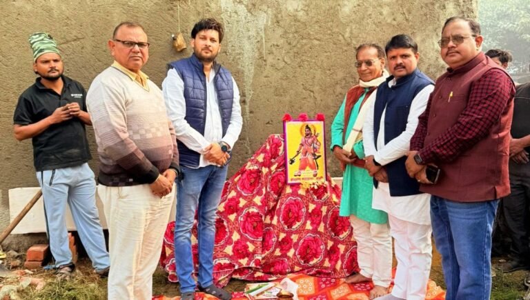 श्री परशुराम मंदिर में पत्थर लगने का कार्य पूजन के साथ शुरू