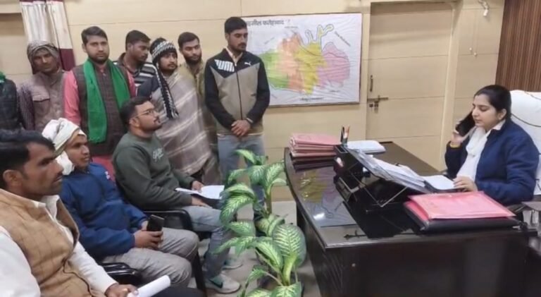 यूरिया की खाद की कालाबाजारी पर को रोक लगाने और किसानों को सरकारी दर पर खाद उपलब्ध कराने की मांग को लेकर धरने पर बैठे किसानों का धरना समाप्त