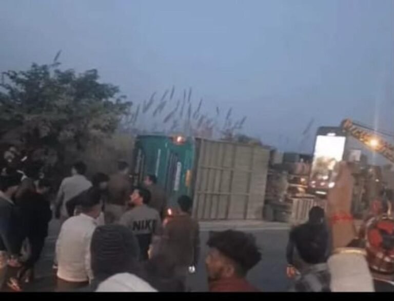 आगरा के किरावली में बड़ा हादसा—स्लीपर बस पलटी, चीख-पुकार से गूंजा हाईवे…… एक की मौत