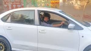 ट्रैफिक पुलिस की अनोखी गलती—कार चालक को हेलमेट का चालान! आगरा में मामला गर्माया