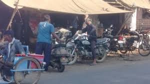 आगरा: सैंया-खेरागढ़ रोड पर मोटरसाइकिल रिपेयर शॉप्स का अवैध कब्जा, सड़क-फुटपाथ ब्लॉक; पुलिस चौकी के बगल में भी बेखौफ अतिक्रमण