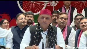 अखिलेश ने लोकसभा में उड़ाया हवाई किरायों का भयंकर मजाक: “हवाई चप्पल वाला तो दूर, अब जूते वाला भी हवाई जहाज नहीं ले पा रहा!”