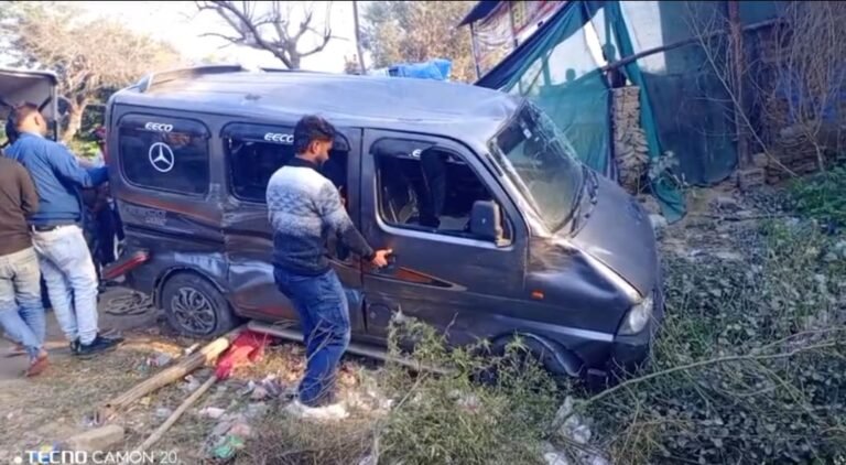 आगरा फतेहाबाद मार्ग पर एक ईको गाड़ी अनियंत्रित होकर पलटी, बाल बाल बचा चालक