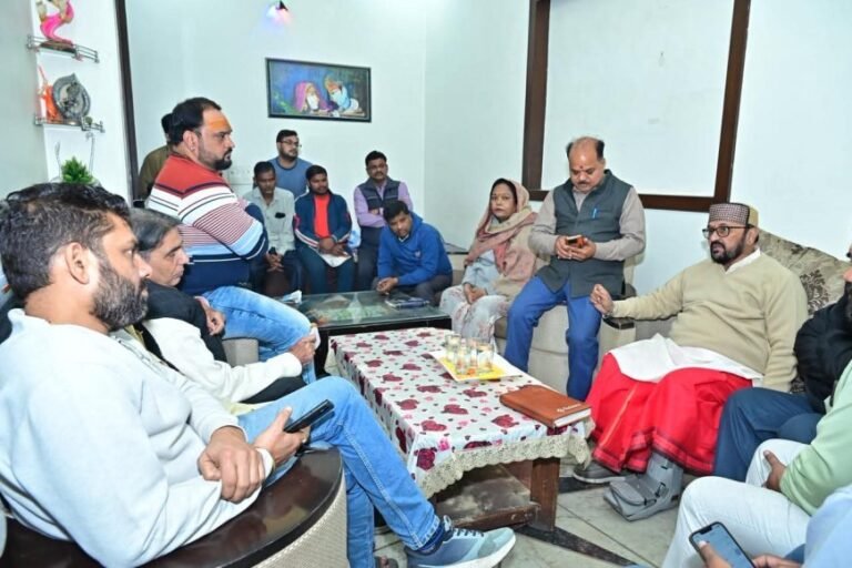 पैर में चोट के बावजूद घर-घर पहुँचे योगेंद्र उपाध्याय, बोले – “एक भी वोटर छूटा तो SIR चक्र टूट जाएगा”