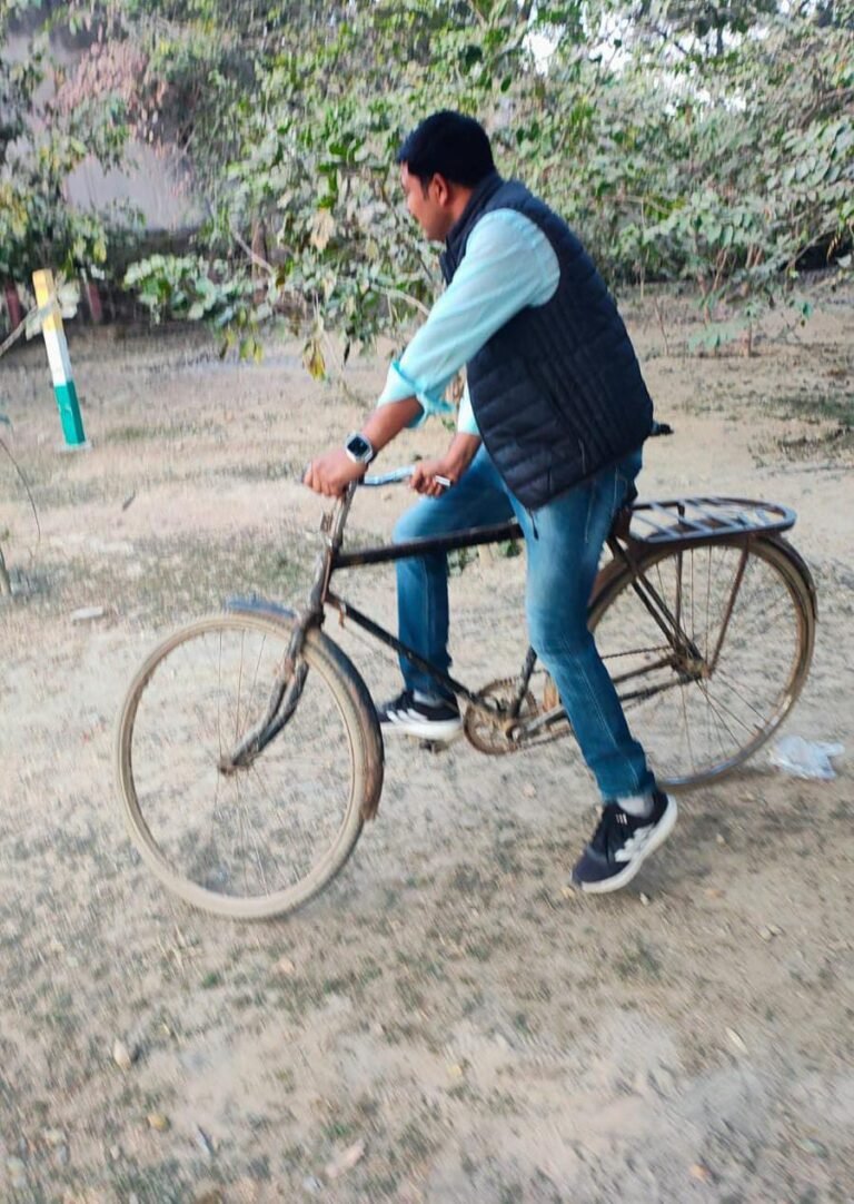 साईकल पर सवार होकर कार्यालय पहुचे सचिव, खंड विकास अधिकारी लाचार व मयूश दिखे, सचिवों का आज 10वें दिन सत्यग्रह जारी