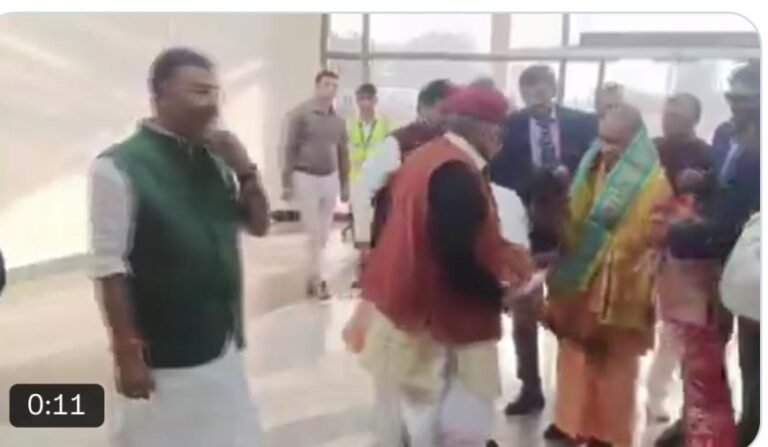 ब्रेकिंग: सीएम योगी 1 घंटे देरी से आगरा पहुंचे, शहर में जबरदस्त स्वागत, अब शुरू हुई हाई-लेवल मीटिंग