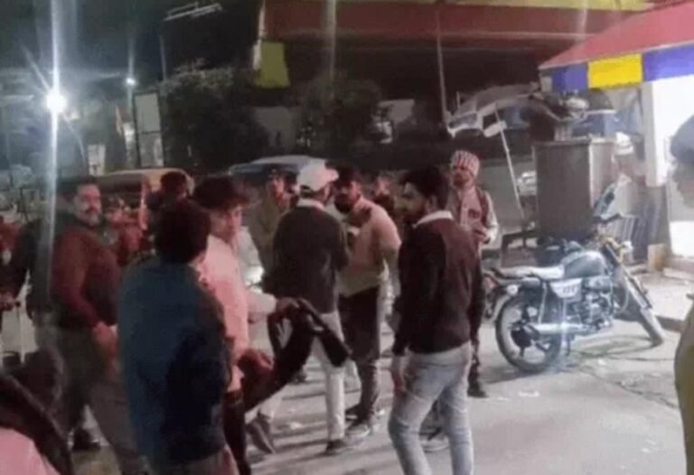 आगरा: पुलिस चौकी से 50 मीटर दूर रामबाग चौराहे पर दिनदहाड़े बेरहम पिटाई, 5 दबंगों ने युवक को बीच सड़क पर लात-घूसों से पीटा – वीडियो वायरल