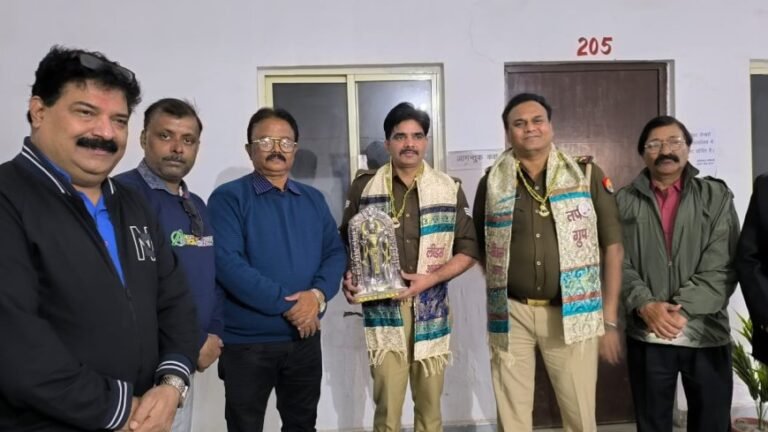 आगरा: जान जोखिम में डालकर तीन जिंदगियां बचाने वाले फायरमैन रामकेश गुर्जर का लीडर्स आगरा ने किया सम्मान