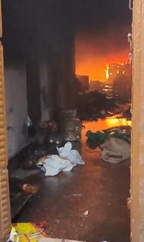 आगरा: ट्रांसयमुना में गैस सिलेंडर लीक से लगी भीषण आग, 20 लाख से ज्यादा का सामान जलकर राख – बाल-बाल बचा पूरा परिवार