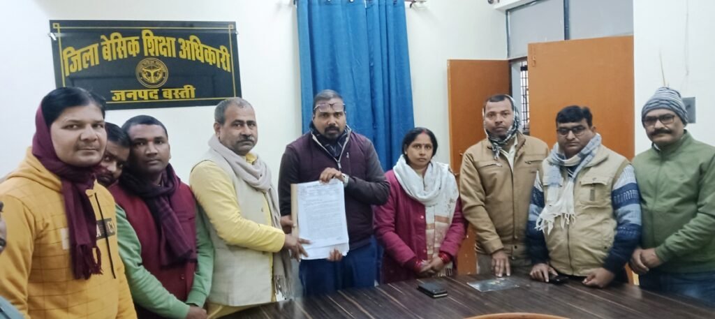 समायोजन में मनमानी को लेकर शिक्षकों में आक्रोश, सौंपा ज्ञापन