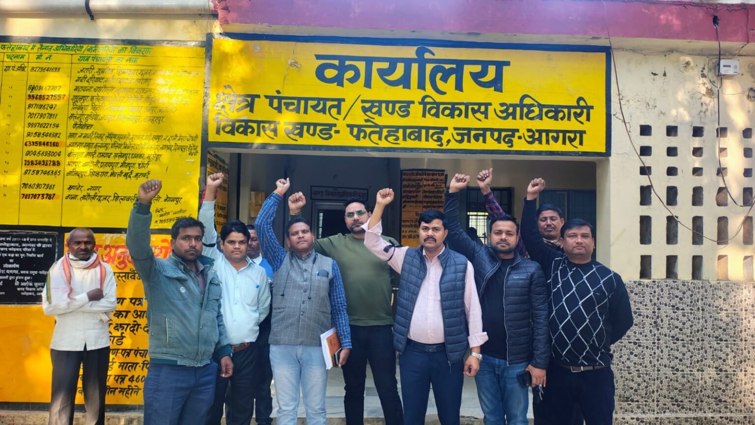 सचिवों का सत्याग्रह छठवें दिन भी जारी, काली पट्टी बांधकर किया विरोध प्रदर्शन