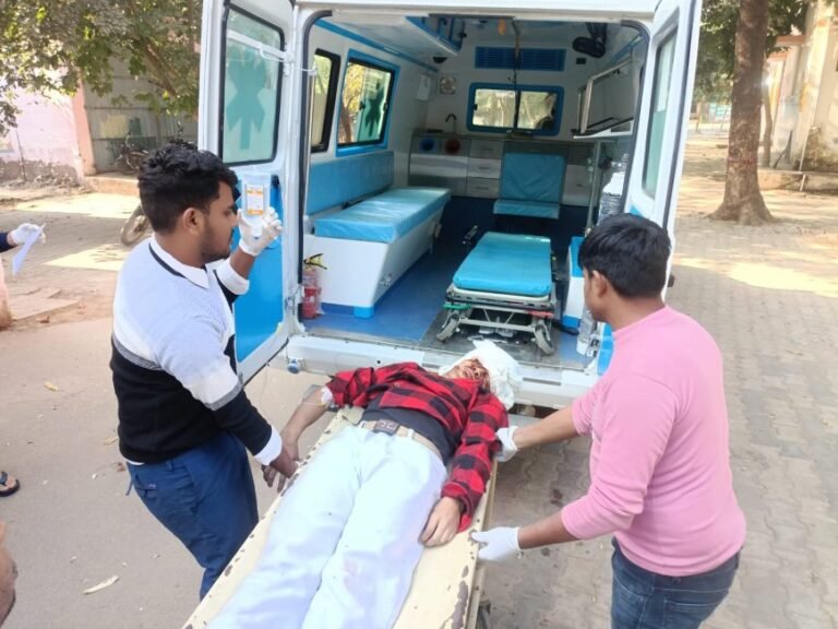 आगरा–लखनऊ एक्सप्रेसवे पर दिल दहला देने वाला हादसा: तेज रफ्तार स्विफ्ट ट्रक से टकराई, फोटोग्राफर की मौके पर मौत, 4 गंभीर घायल