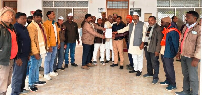 विद्युत विभाग के संविदा कर्मचारियों की सेवा बहाल करने की मांग