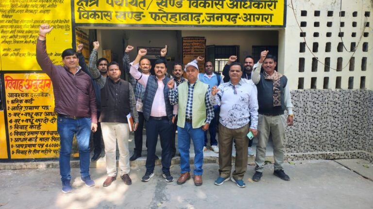 सचिवों का आठवें दिन सत्यग्रह जारी,काली पट्टी बांध कर किया काम, जमकर की नारेबाजी