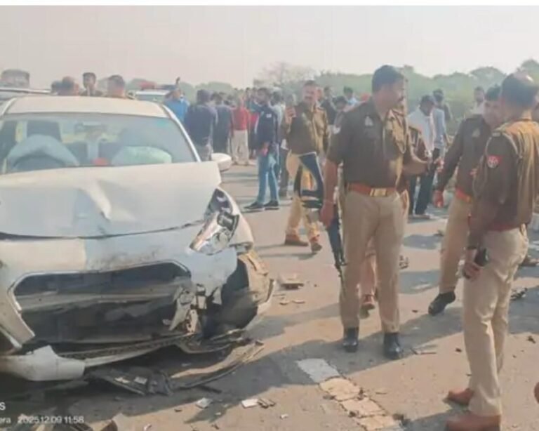 आगरा-लखनऊ एक्सप्रेसवे पर फिर खौफनाक हादसा: तीन लग्जरी कारें आपस में भिड़ीं, 4 लोग गंभीर रूप से घायल