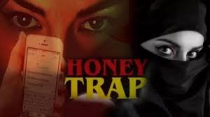 आगरा हनीट्रैप कांड में नया ट्विस्ट: कानपुर पुलिस का सिपाही रियाज़ गिरफ्तार, गिरोह को देता था पुलिसिया संरक्षण, दो आरोपी अभी भी फरार