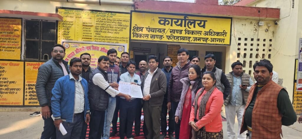 फतेहाबाद विकासखंड कार्यालय पर सचिवों का प्रदर्शन पांचवें दिन भी जारी, काली पट्टी बांधकर किया काम
