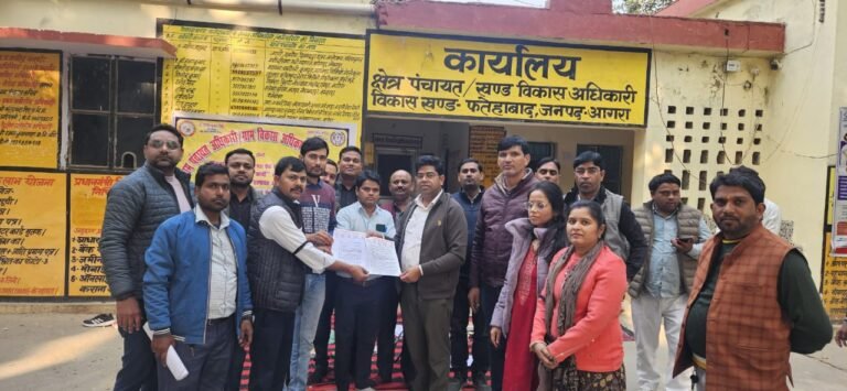 फतेहाबाद विकासखंड कार्यालय पर सचिवों का प्रदर्शन पांचवें दिन भी जारी, काली पट्टी बांधकर किया काम