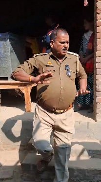 विवादित मकान का ताला तोड़कर पुलिस ने विपक्षी को दिलाया कब्जा, पीड़ित ने की एसपी से शिकायत