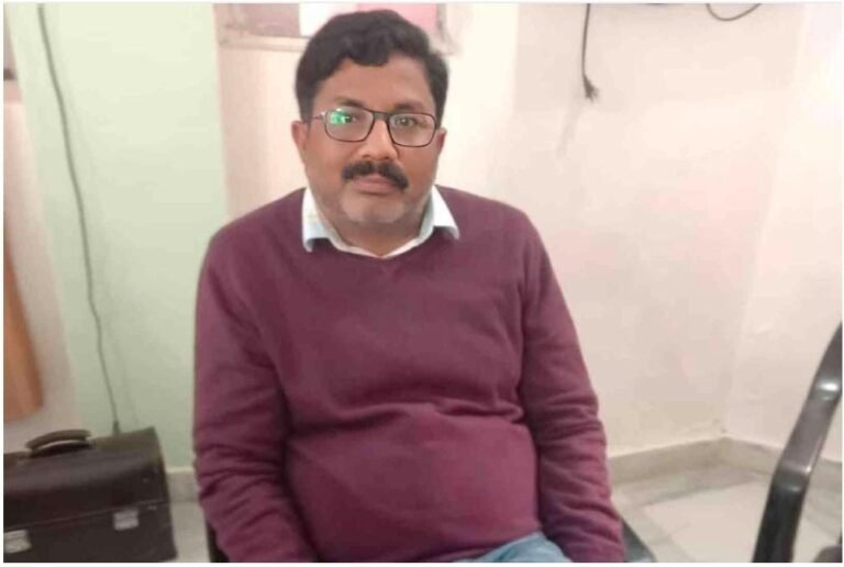 गोंडा में रिश्वतखोरी का खुलासा: सीएमओ ऑफिस के वरिष्ठ लिपिक शशिकांत सिंह रंगे हाथों गिरफ्तार, विभाग में सनसनी