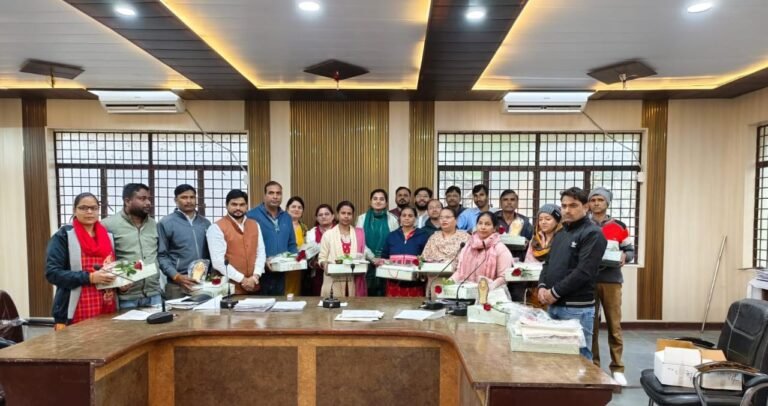 मतदाता गहन पुनरीक्षण अभियान में शत प्रतिशत काम करने वाले टॉप 20 बीएलओ को किया गया सम्मानित