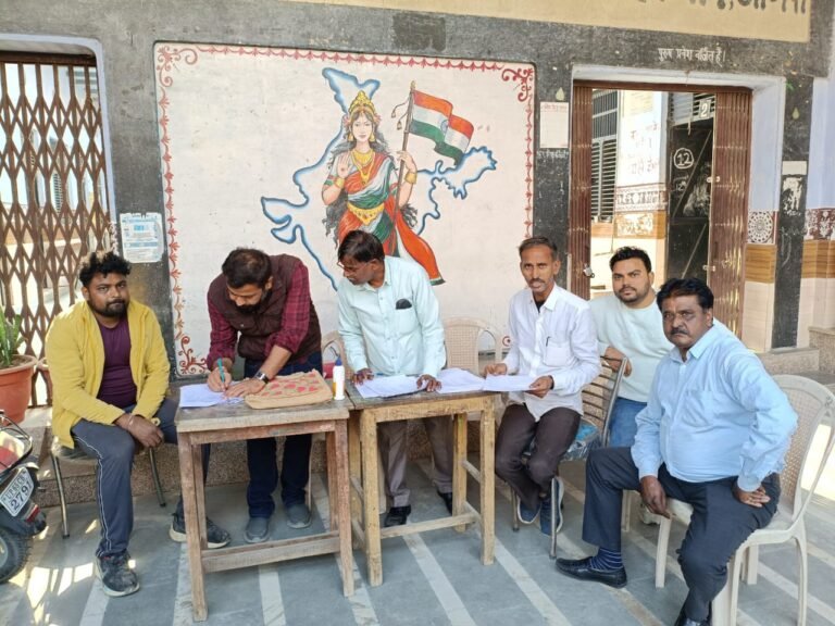 फतेहाबाद: सपा कार्यकर्ताओं ने घर-घर जाकर भरवाए SIR फार्म