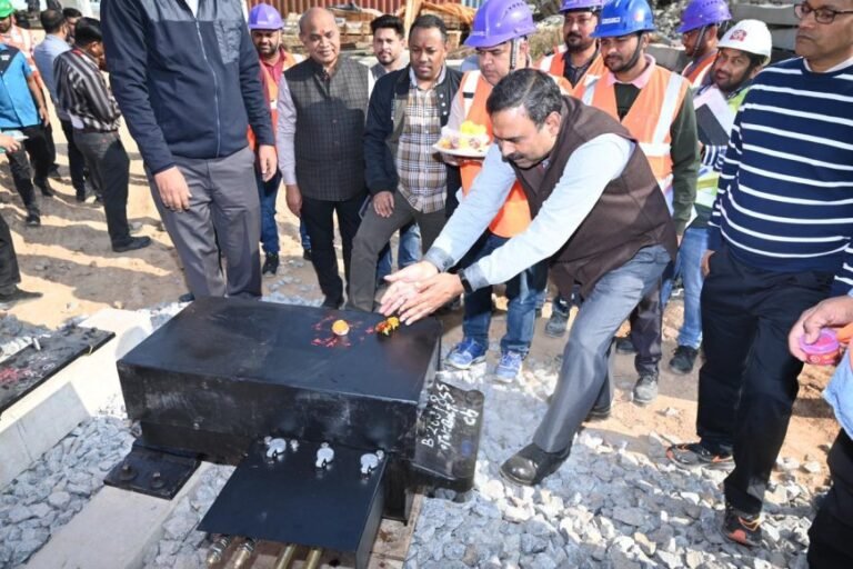 आगरा मेट्रो में बड़ी छलांग: PAC डिपो में लगी पहली पॉइंट मशीन, 2026 की शुरुआत में दौड़ेंगी ट्रेनें