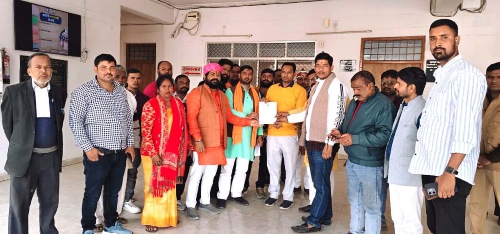 बिना लाइसेस चल रहे बिरियानी, जूस की दूकानों पर प्रतिबंध लगाने के लिए विश्व हिन्दू महासंघ ने सौंपा ज्ञापन