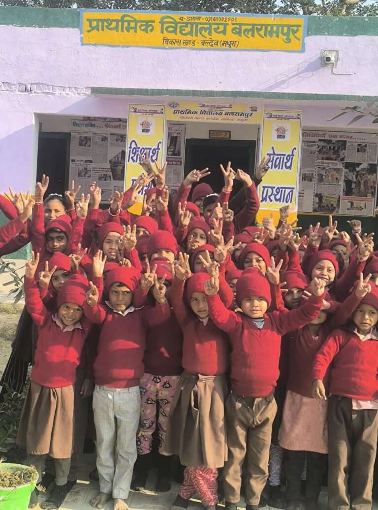 सर्दी में गर्म वस्त्र पाकर खिल उठे बच्चों के चेहरे