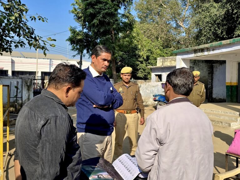 अधिक संख्या में जमा हुए गणना प्रपत्र,बीएलओ के कार्यों की जिलाधिकारी ने की प्रशंसा