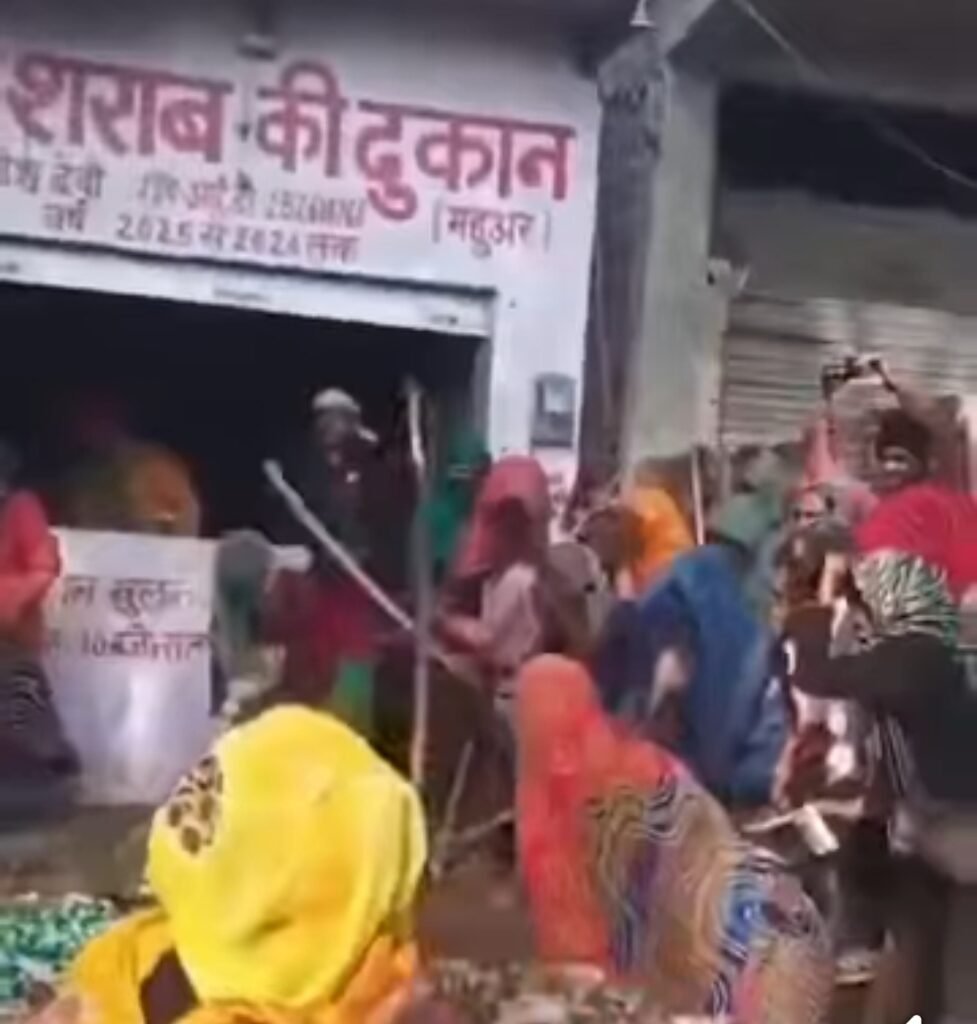 ЁЯФе рдорд╣реБрдЕрд░ рдореЗрдВ рд╢рд░рд╛рдм рдХрд╛ рдЬрд╝рд╣рд░: рдлреВрдЯрд╛ рдорд╣рд┐рд▓рд╛рдУрдВ рдХрд╛ рд╕рдмреНрд░ рдпрд╛ рд░рдЪреА рдЧрдИ рдХреЛрдИ рд╕рд╛рдЬрд╝рд┐рд╢?