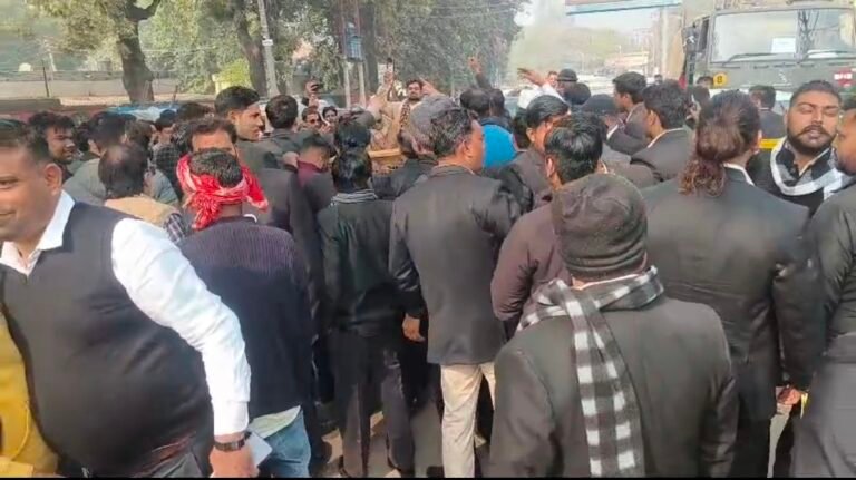 मथुरा में चेंबर तोड़े जाने पर अधिवक्ताओं का उग्र प्रदर्शन, कलेक्ट्रेट का घेराव