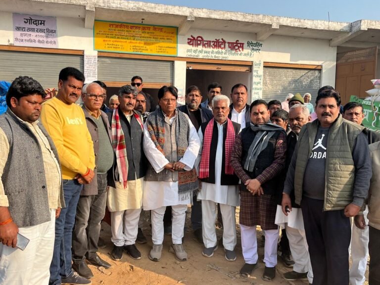 समाजवादी पार्टी के राज्यसभा सांसद ने बाजरा क्रय केंद्र पर पहुंचकर सुनी किसानों की समस्या