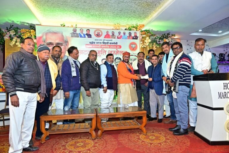 आगरा: अटल जी की स्मृति में आगरा कॉलेज को गेस्ट हाउस निर्माण के लिए 11 लाख का दान, योगेंद्र उपाध्याय ने सौंपा चेक