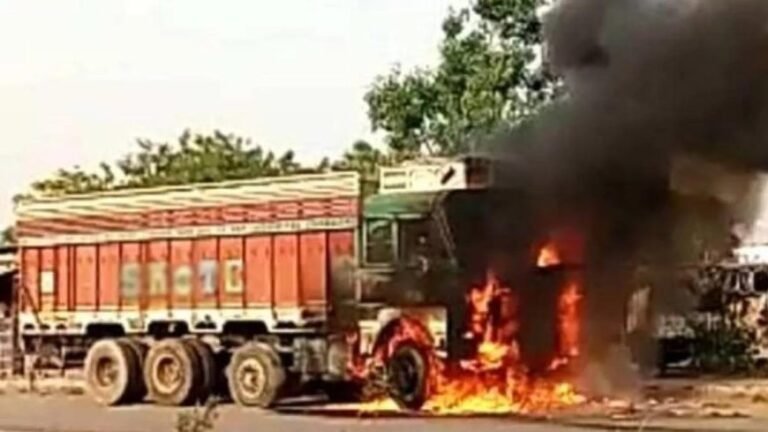 आगरा: जयपुर हाईवे पर चलते ट्रक में लगी भीषण आग, चालक-क्लीनर ने कूदकर बचाई जान – बड़ा हादसा टला