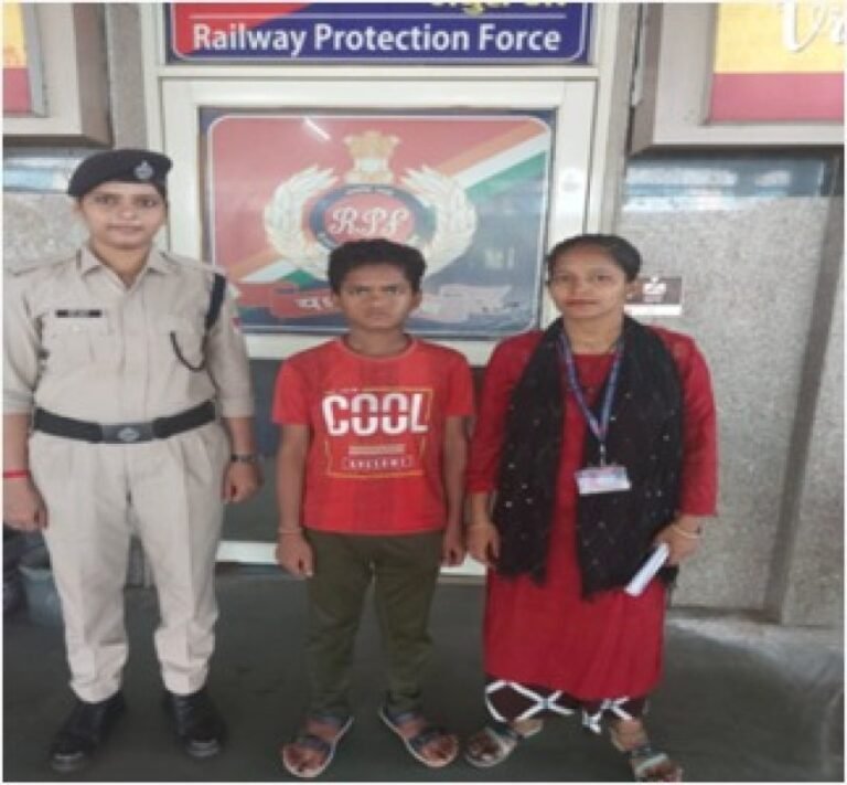 आगरा: ‘ऑपरेशन नन्हे फरिश्ते’ में आरपीएफ की बड़ी कामयाबी, अप्रैल-नवंबर 2025 में 104 बच्चों को सुरक्षित पहुंचाया घर