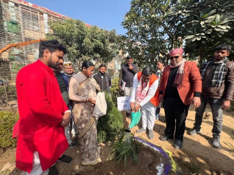 आगरा: अटल बिहारी वाजपेयी जन्म शताब्दी पर नगर निगम में काव्य पाठ, चित्रकला और सांस्कृतिक कार्यक्रम – युवाओं को स्वच्छता व नवाचार की प्रेरणा