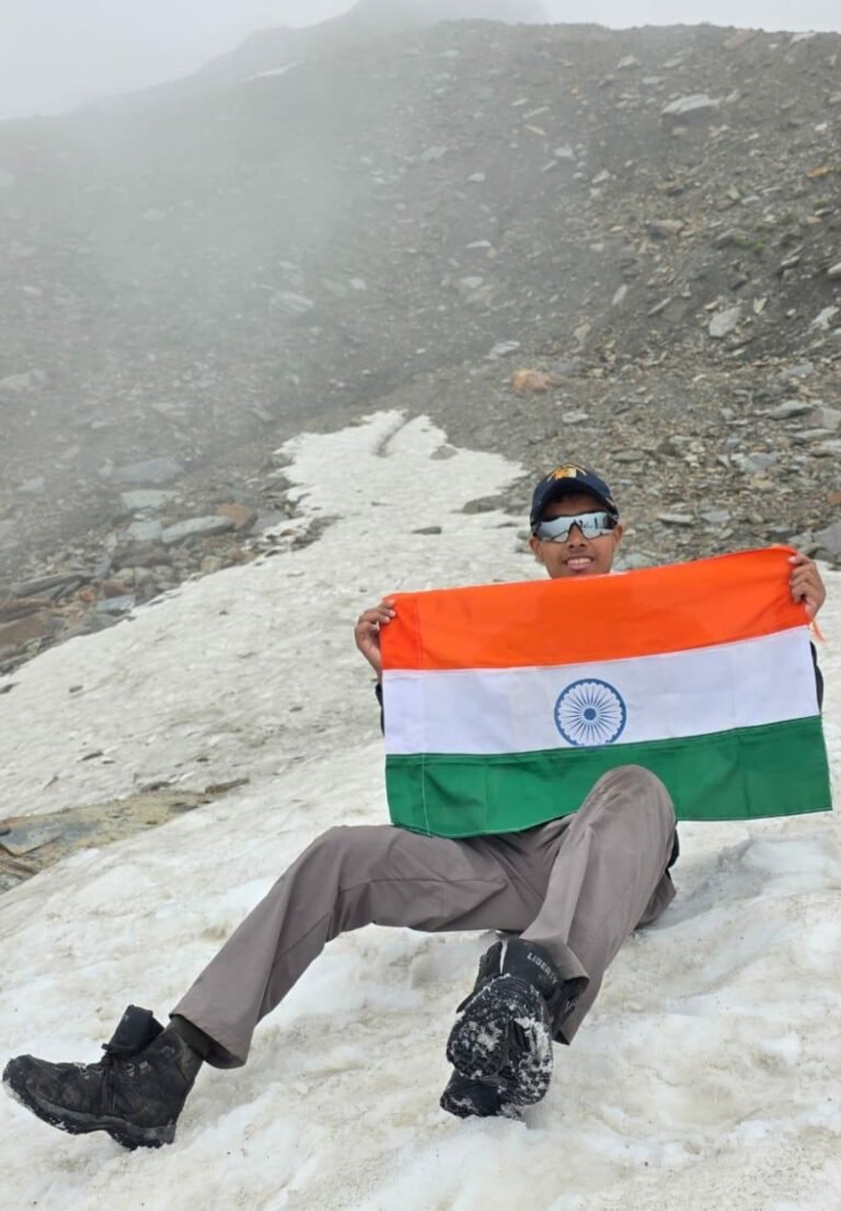 आगरा के NCC कैडेट प्रतीक खंडेलवाल ने रचा इतिहास: 21,400 फीट की ऊंचाई पर फहराया तिरंगा, उत्तर प्रदेश का नाम रोशन किया