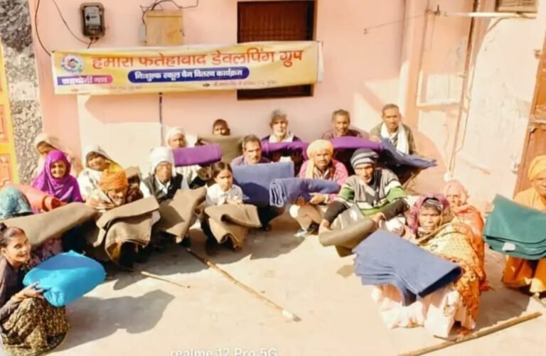 आगरा के फतेहाबाद में सर्दी की ठंड से लड़ने की मुहिम: डेवलपिंग ग्रुप ने 70 जरूरतमंदों को बांटे कंबल, राहत की आस