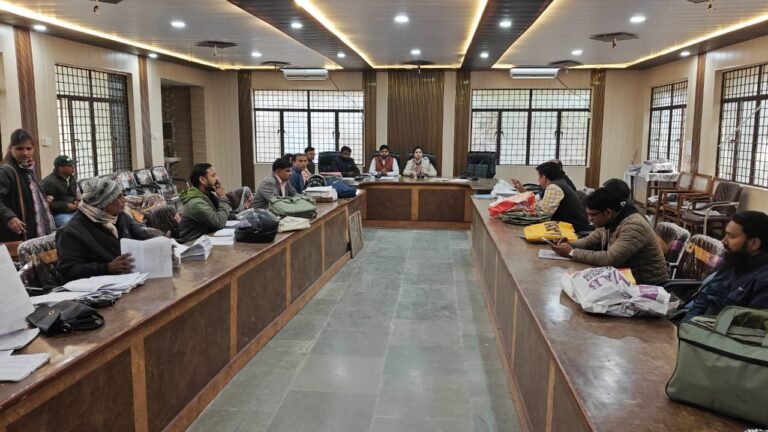 एसडीएम ने शत-प्रतिशत एसआईआर कार्य पूरा करने वाले बीएलओ संग की बैठक, गणना प्रपत्रों का हुआ परीक्षण, कम मैपिंग वालों को दिए निर्देश