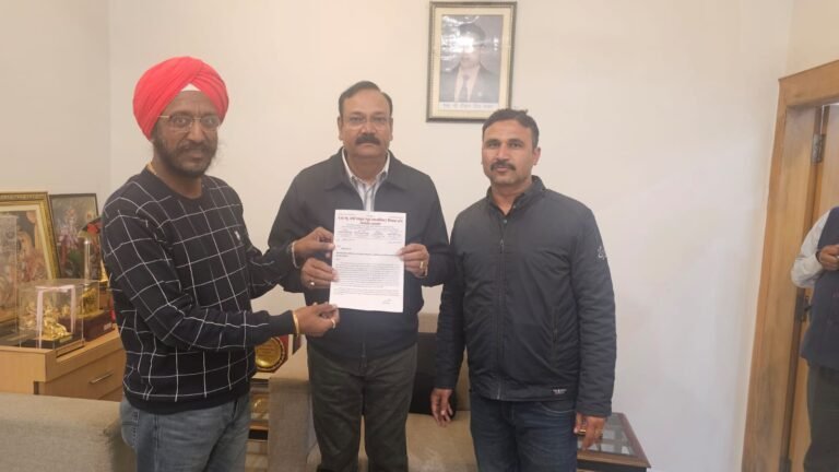 शिक्षक नेताओं ने टीईटी के विरोध में सांसद को दिया ज्ञापन