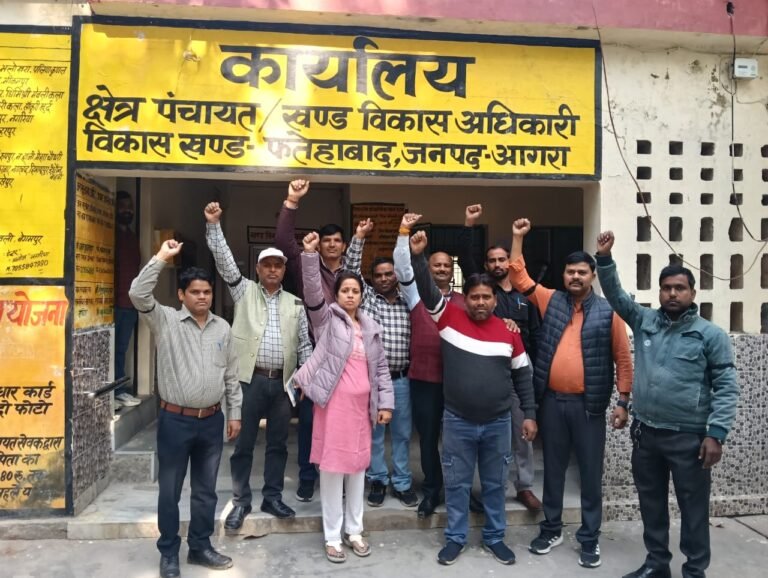 ग्राम विकास अधिकारियों का सत्याग्रह तीसरे दिन भी जारी, काली पट्टी बांधकर किया काम