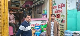 आगरा: खाद की कालाबाजारी पर DM का प्रहार, तीन दुकानों के लाइसेंस सस्पेंड, आपूर्ति पूरी तरह रोकी