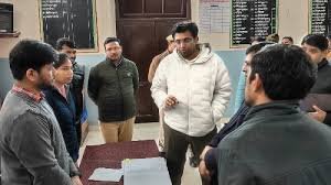 आगरा: DM अरविंद मल्लप्पा बंगारी ने SIR अभियान का जमीनी निरीक्षण किया – मैपिंग प्रक्रिया की समीक्षा, BLO-सुपरवाइजर को कड़े निर्देश, मतदाताओं से सीधा संवाद