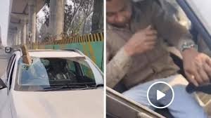ब्रेकिंग: आगरा मेट्रो निर्माण में बड़ी लापरवाही! खंदारी चौराहे के पास ब्रिज से गिरा भारी लकड़ी का स्लीपर, कार का शीशा तोड़कर अंदर घुसा – इंचों से बची चालक की जान