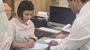 झाँसी: नगर आयुक्त ने शहर के कई वार्डों में सफाई व्यवस्था का औचक निरीक्षण किया – गंदगी के ढेर, सड़क पर जनरेटर और अवैध खोखे पर सख्त नाराजगी, अफसरों को फटकार, पेनाल्टी और जब्ती के आदेश