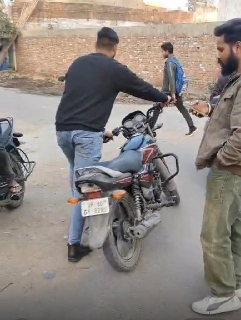 आगरा में सरेराह फर्जी ‘किस्त वसूली’ का खेल: भाजपा कार्यकर्ता से बाइक छीनने की कोशिश, वीडियो बनते ही आरोपी फरार