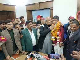 आगरा: मगरमच्छ से पिता को बचाने वाले वीर बालक अजय राज निषाद को मंत्री संजय निषाद ने किया सम्मानित